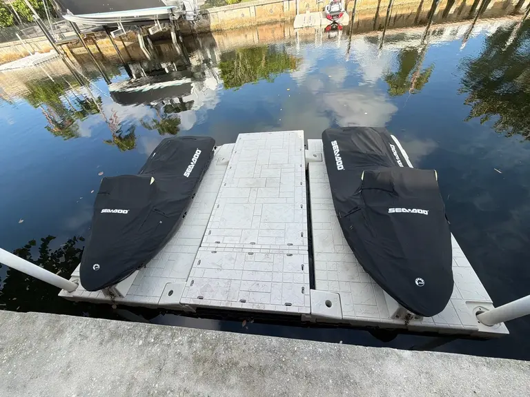 Low-profile boat lift with bunks flush to the dock